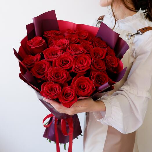 Букет из 25 красных роз в оформлении