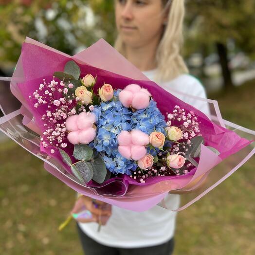 Авторский букет с голубой гортензией и кустовыми розами