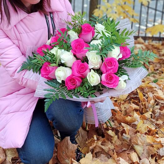 25 эквадорских роз с зеленью в упаковке