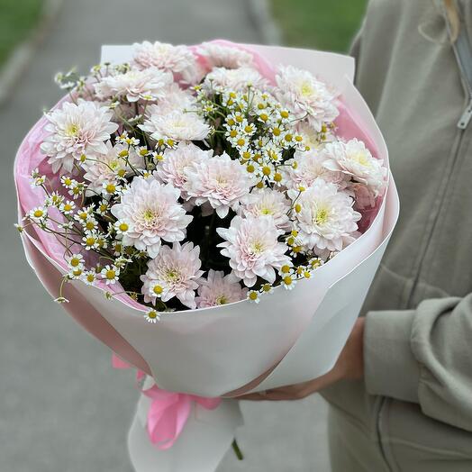 Bouquet with bush chrysanthemum and chamomile