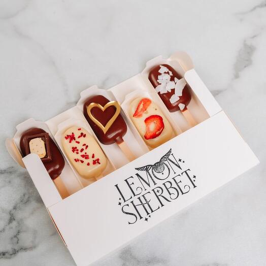 A set of assorted popsicle cakes in white and milk chocolate as a gift