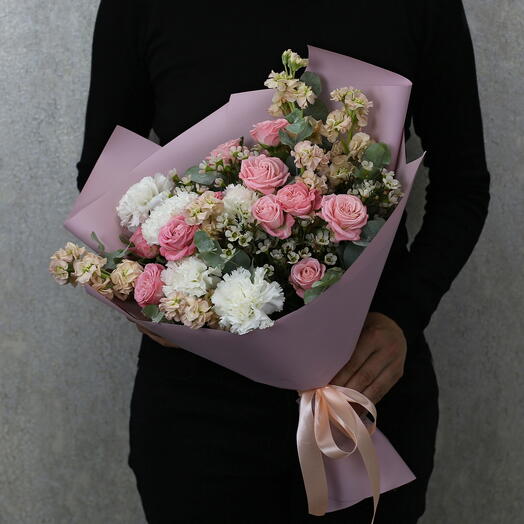 Bouquet of mattiola and carnation "Caramel"