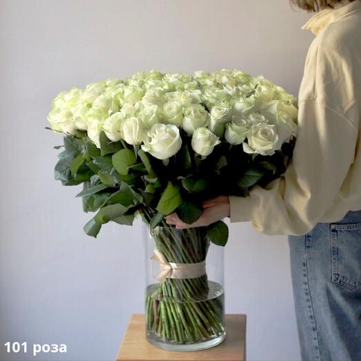 Букет из 101 белой розы в вазе
