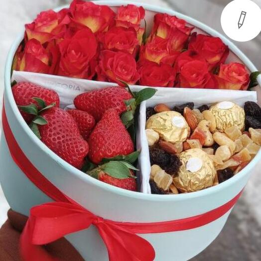 Caja de rosas con nueces de fresa y dulces " Favoritos»