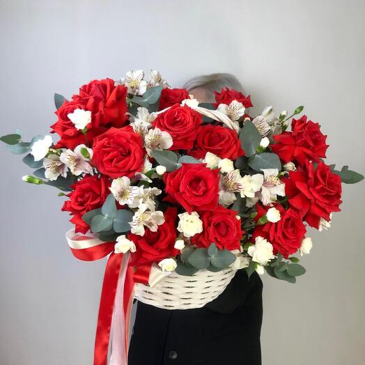Вау корзина с алыми французскими розами