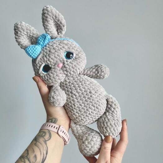 Вязаная игрушка серый зайка , плюшевая пряжа ,  ручная работа