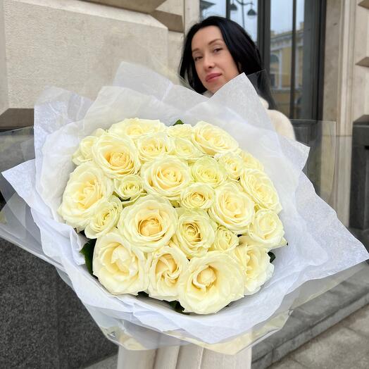 25 белых роз 60 см в авторской упаковке