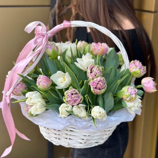 Корзина с цветами весенняя