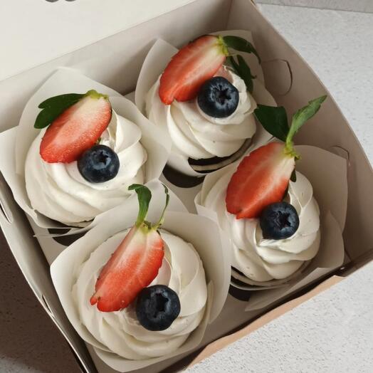 Капкейки с ягодами в подарок ко дню рождения