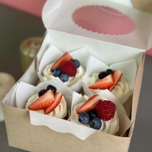 Капкейки с ягодным декором - 4 штуки