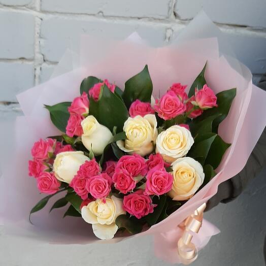 Букет белых роз с кустовой розой 💐