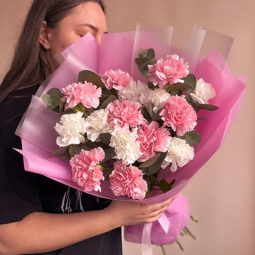 Белые и розовые гвоздики с эвкалиптом 15 шт