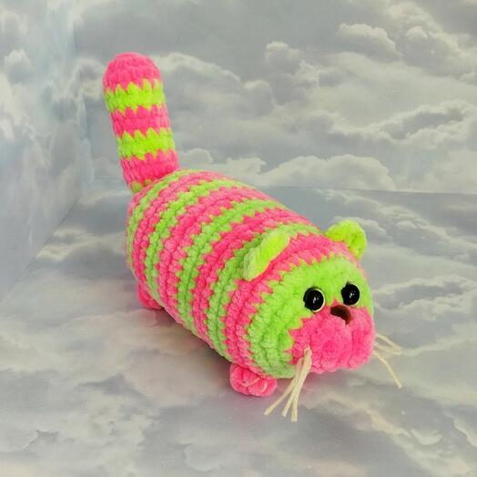 Вязаная игрушка кот-колбаса розово-салатовый