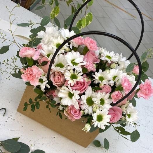 Розы и хризантемы в сумке