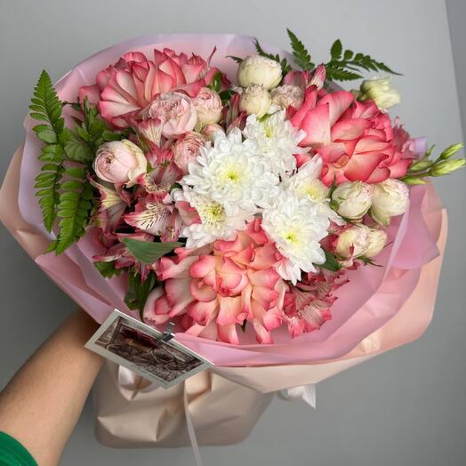 Букет из французских роз, хризантемы и кустовых роз