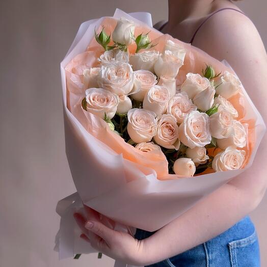 Букет из кремовой кустовой пионовидной розы