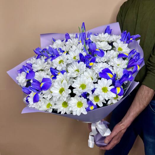 Фиолетовый весенний букет из ирисов и ромашек