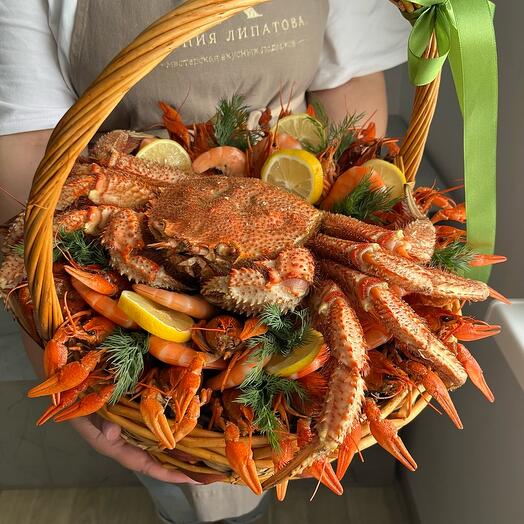 Корзина с крабом, раками и креветками