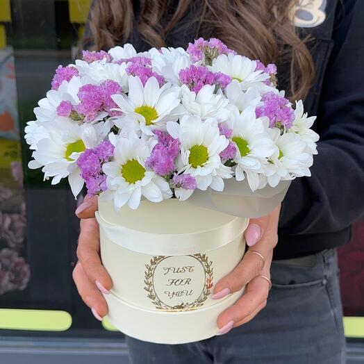 Composition of chrysanthemums and statice