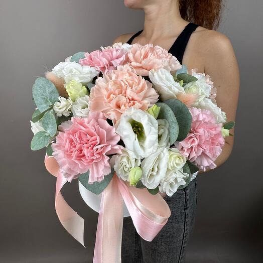 A box with dianthuses and eustoma