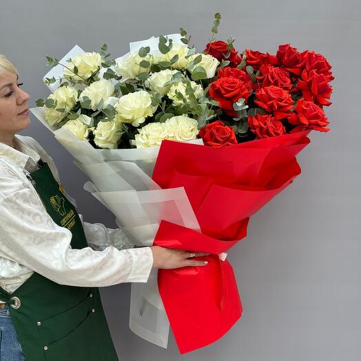 Необычный WOW букет из 25 роз с эвкалиптом