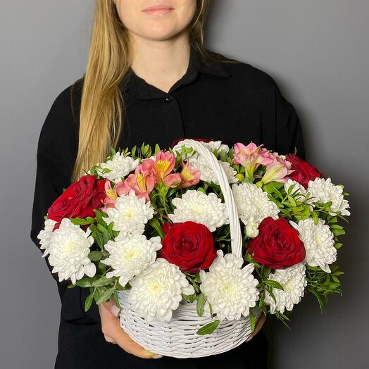 Классическая корзина с красными розами