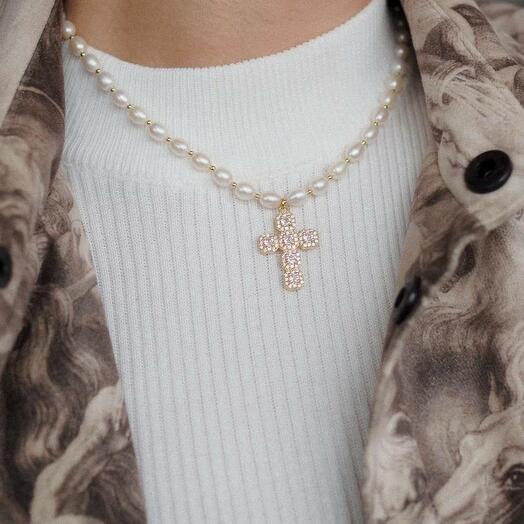 Колье золотое с крестом с розовыми фианитами