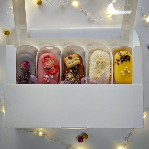 Ассорти чизкейков в белом шоколаде (клубника, манго, кокос, карамель, смородина)