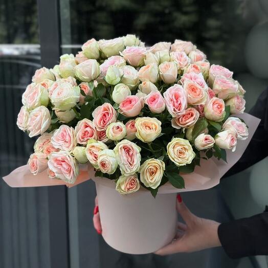 Кустовые розы в коробке
