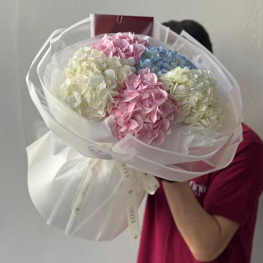 5 hydrangeas in bouquet