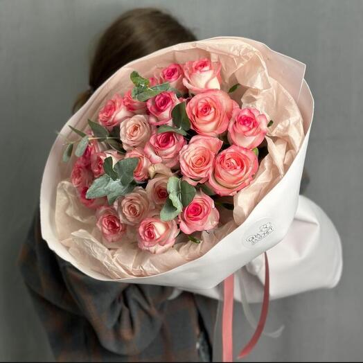 21 Роза Джумилия с эвкалиптом