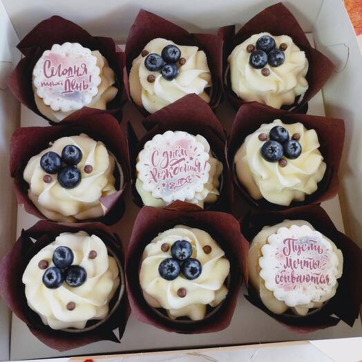 Набор 9 капкейков с ягодной начинкой, кремовой шапочкой на день рождения