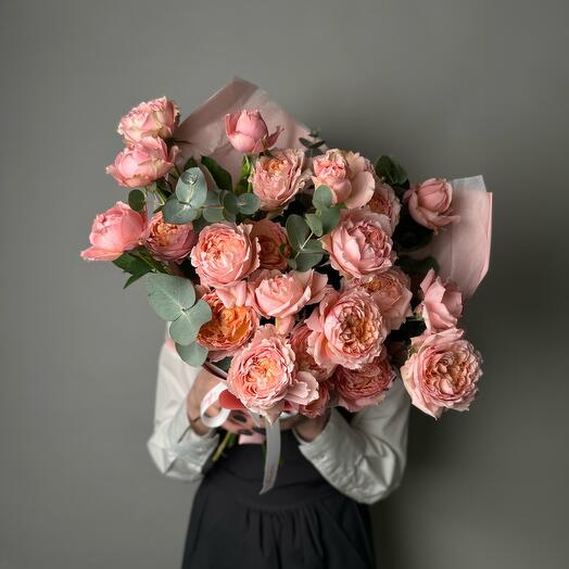 Букет кустовых роз Джульетта с эвкалиптом