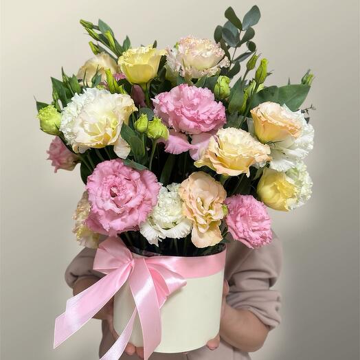 Цветочная композиция в коробке с Эустомой