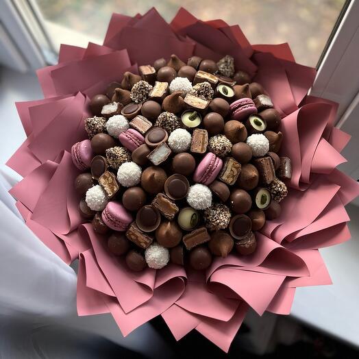 Ramo femenino dulce de dulces como regalo a una mujer amiga madre esposa