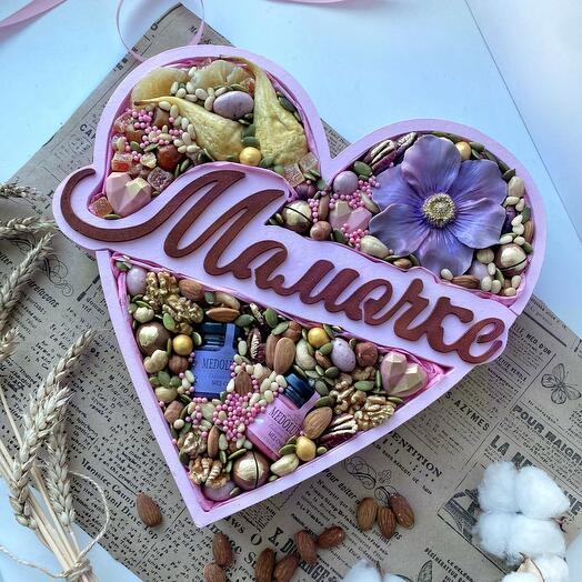 Набор МАМЕ с медом, шоколадом и орешками в боксе в форме Сердца