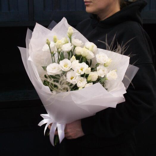 Букет из 5 нежных белых лизиантусов (эустома) с ковылем