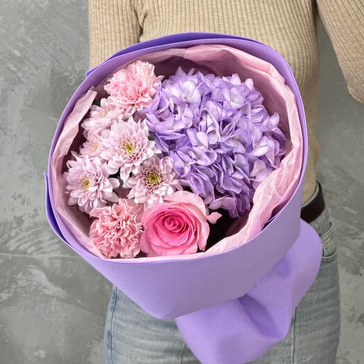 Сиренево-розовый букет с гортензией, розой, диантусами и хризантемой💕