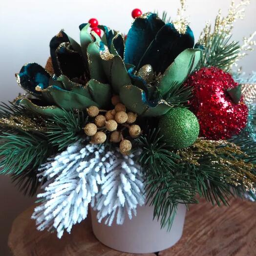 Новогодняя композиция из искусственной хвои