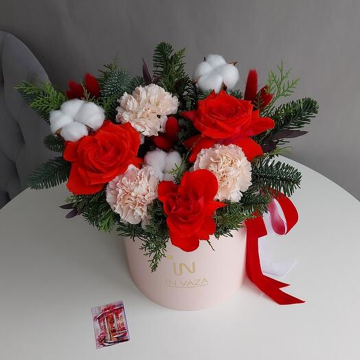 Яркая зимняя композиция с хвоей и французскими розами. Invaza