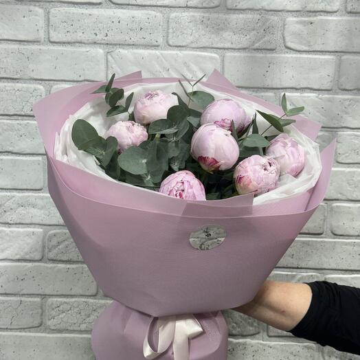 Милый букет из пионов