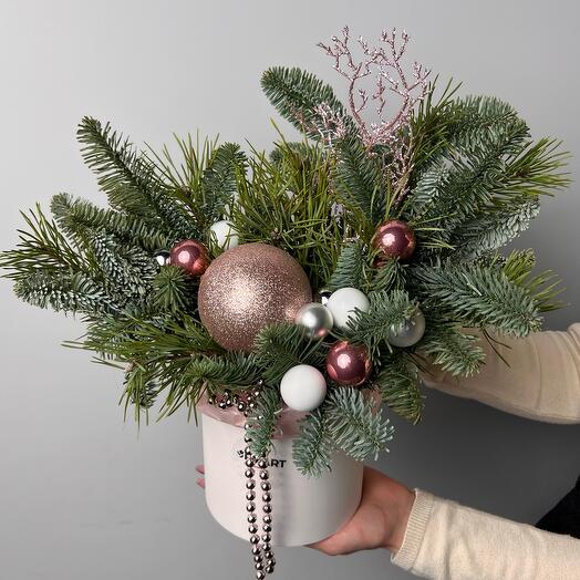 Новогодняя композиция из нобилиса и сосны в розовых тонах