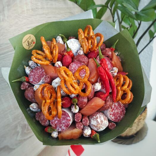 Мясной букет из сыровяленых колбас с карпаччо из курицы и перчиками чили (S)