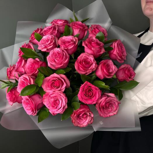 Букет из 25 роз с рускусом