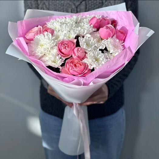 Букет с пионовидными розами и хризантемой