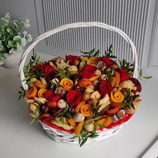 Корзина с сухофруктами и розами