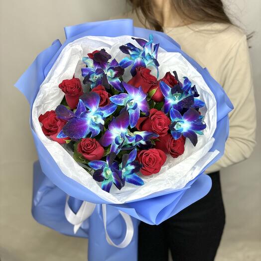 Букет из красных роз и космических орхидей