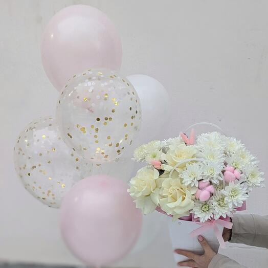 Нежный сет: композиция в сумочке с розами и 7 гелиевых шаров