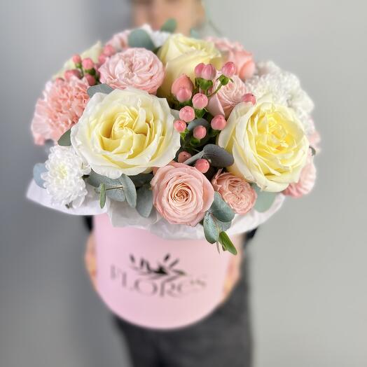 Rosas cremosas en forma de peonía con Dianthus y bayas en una Caja elegante