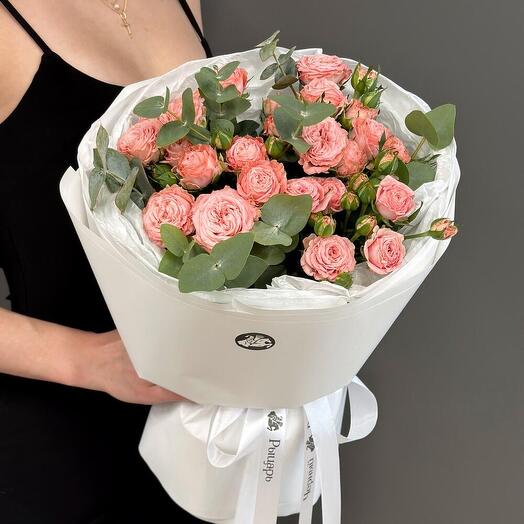 Кустовые пионовидные розы Мадам Бомбастик с эвкалиптом